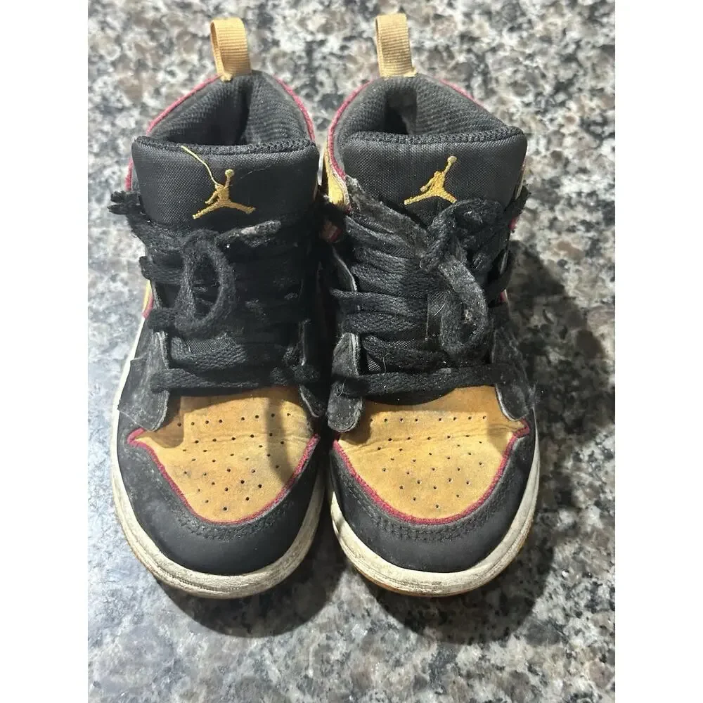 Air Jordan 6‎ ‘Wheat’ Gold Harvest 384667-705 & Jordan 1 Mid SE Vivid Orange 10C